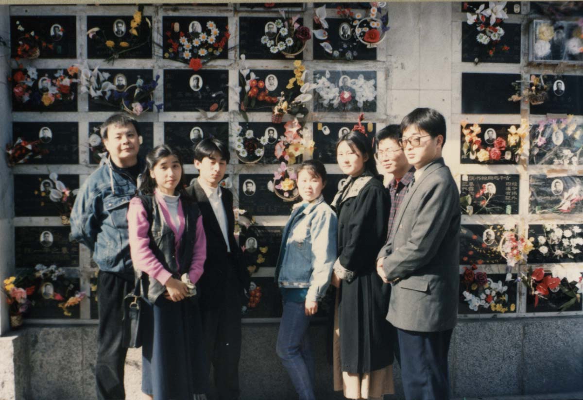 孟昭晋带米兰体育电子学生拜谒王重民墓
